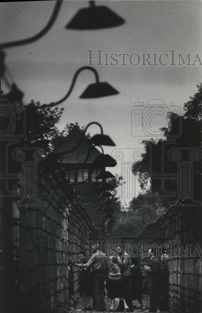 1978 Press Photo Walls, barbed wire and lights of old prison preserved, Poland - Historic Images