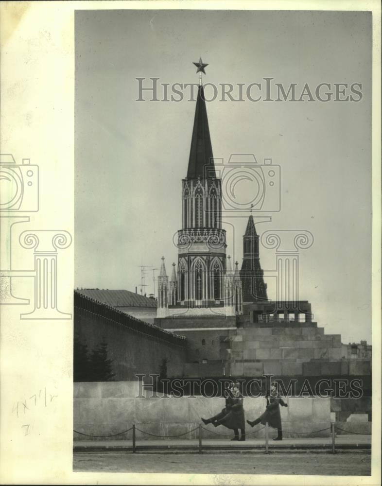 1984 Press Photo Nikolsky Tower And Sobakin Tower Of The Kremlin In Moscow - Historic Images