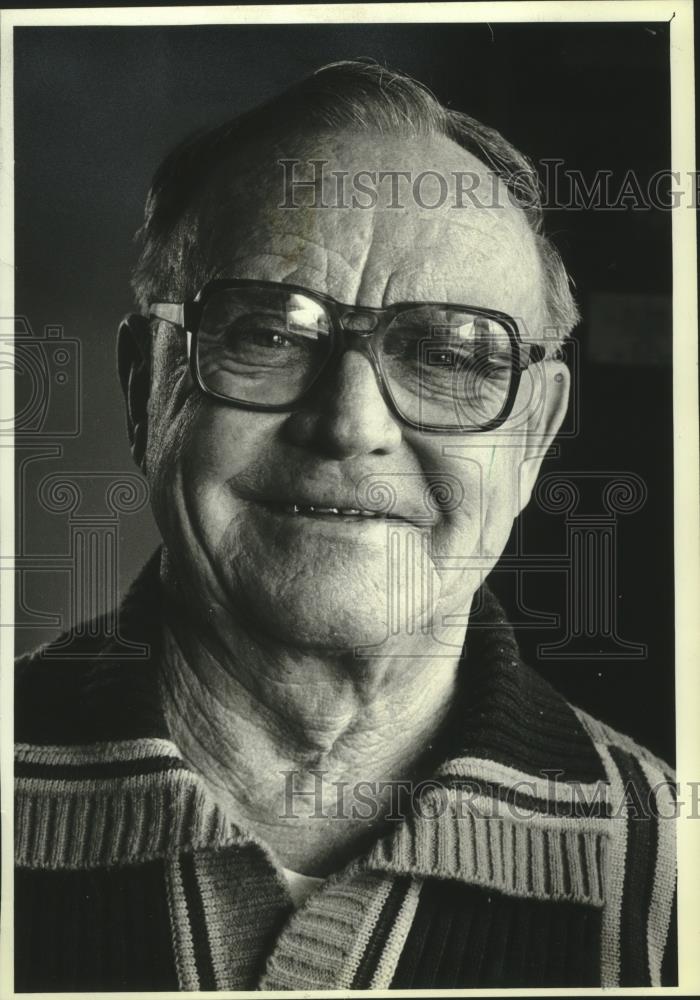 1981 Press Photo Melvin Shimek, Marquette Hall Of Fame For Track And Field - Historic Images