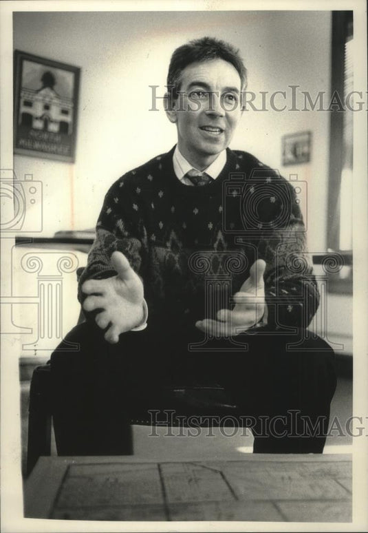 1989 Press Photo CEI Consultants, Ltd Chairman William Roe, sits in office - Historic Images