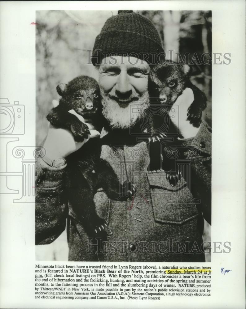 1991 Press Photo Naturalist Lynn Rogers holding two bear cubs - mjb91829 - Historic Images