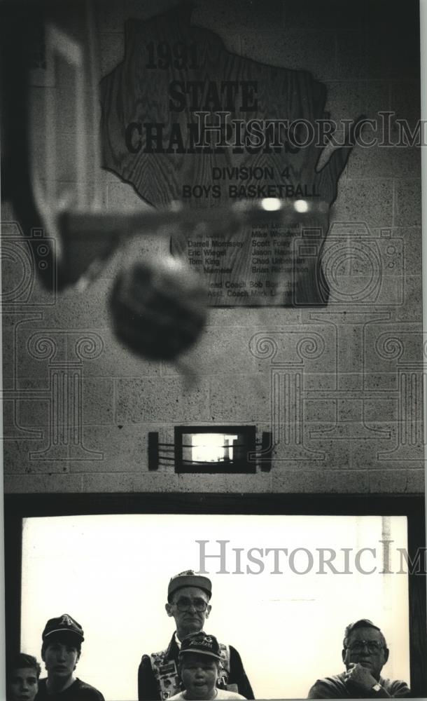 1992 Press Photo Spectators watch Shullsburg boys play basketball, Wisconsin - Historic Images