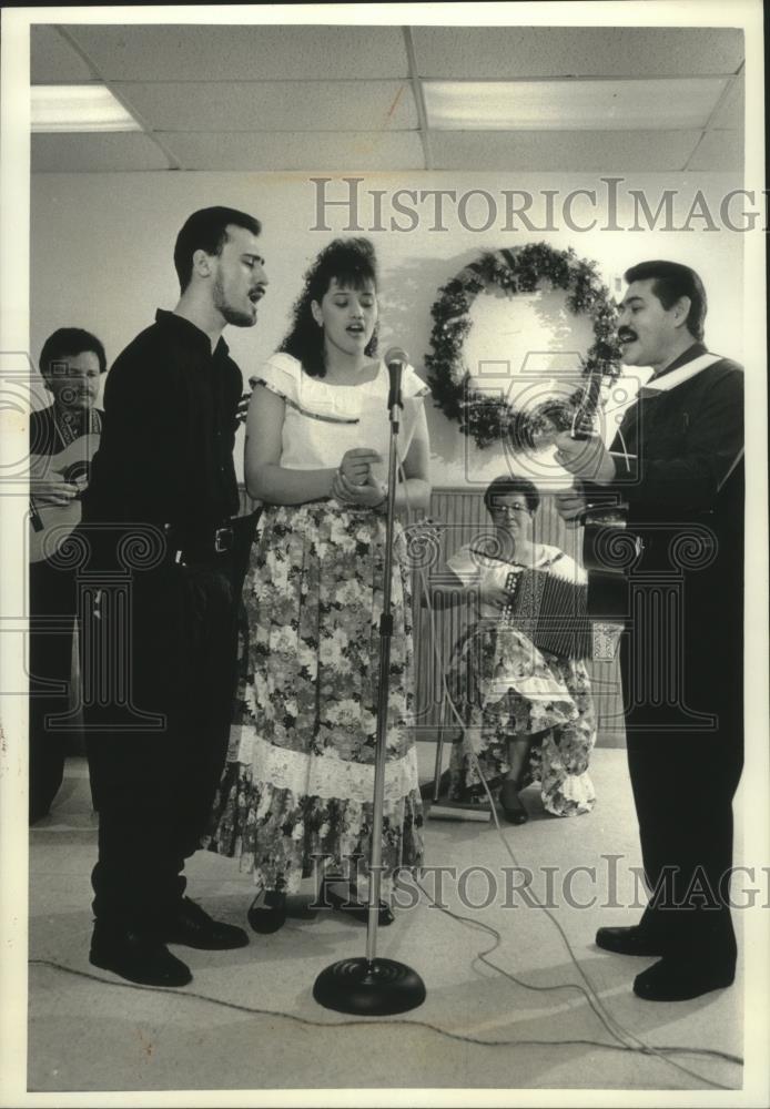 1993 Press Photo Members of singing group Siam at Rotary Club luncheon, Waukesha - Historic Images