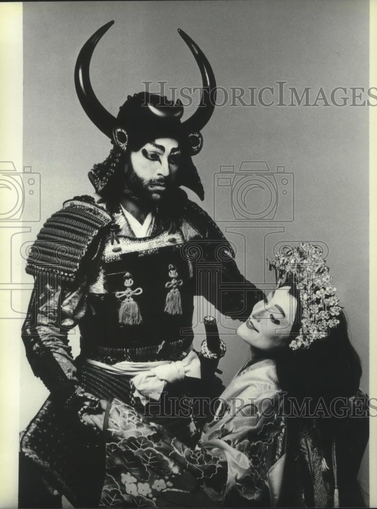 1987 Press Photo Two perfomers from &quot;Kabuki Othello&quot; as performed in Milwaukee. - Historic Images