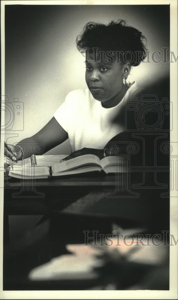 1991 Press Photo Carol Pleas takes notes during a law school class - mjb91964 - Historic Images