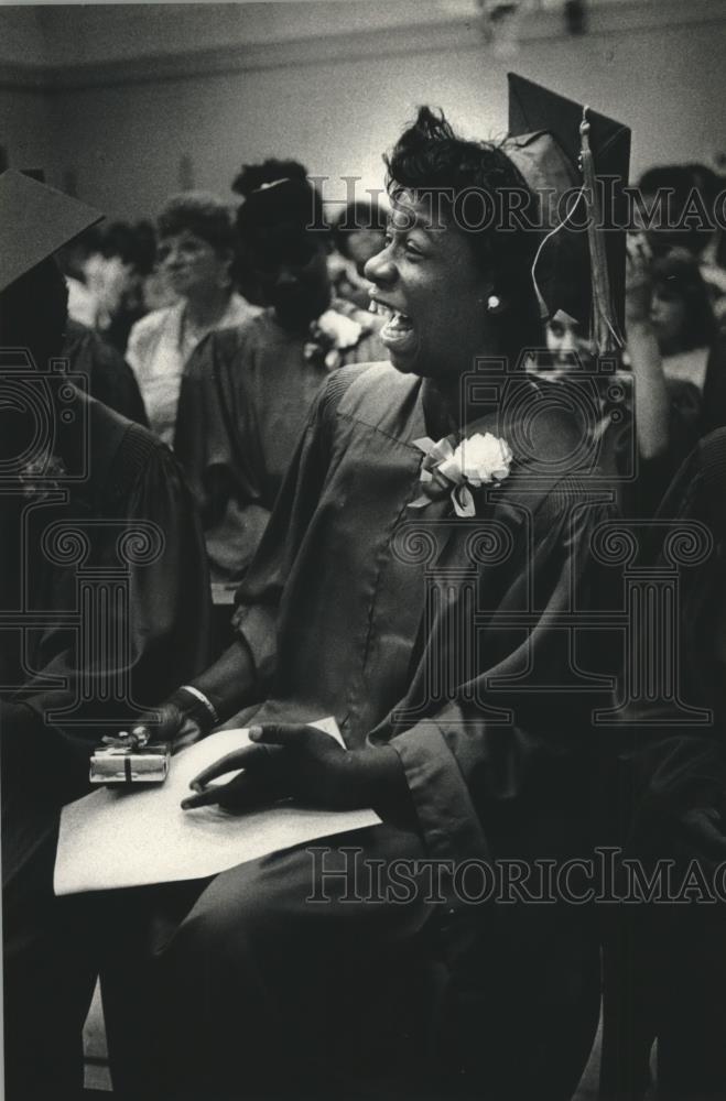 1988 Press Photo Rosemary Degeffered graduation Pleasant View school Milwaukee - Historic Images