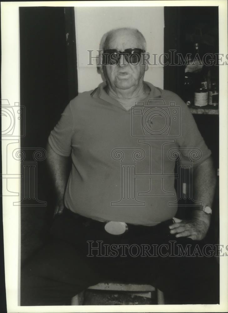 1994 Press Photo Clarence Pleau, illegal gun dealer, ATF searching his home - Historic Images