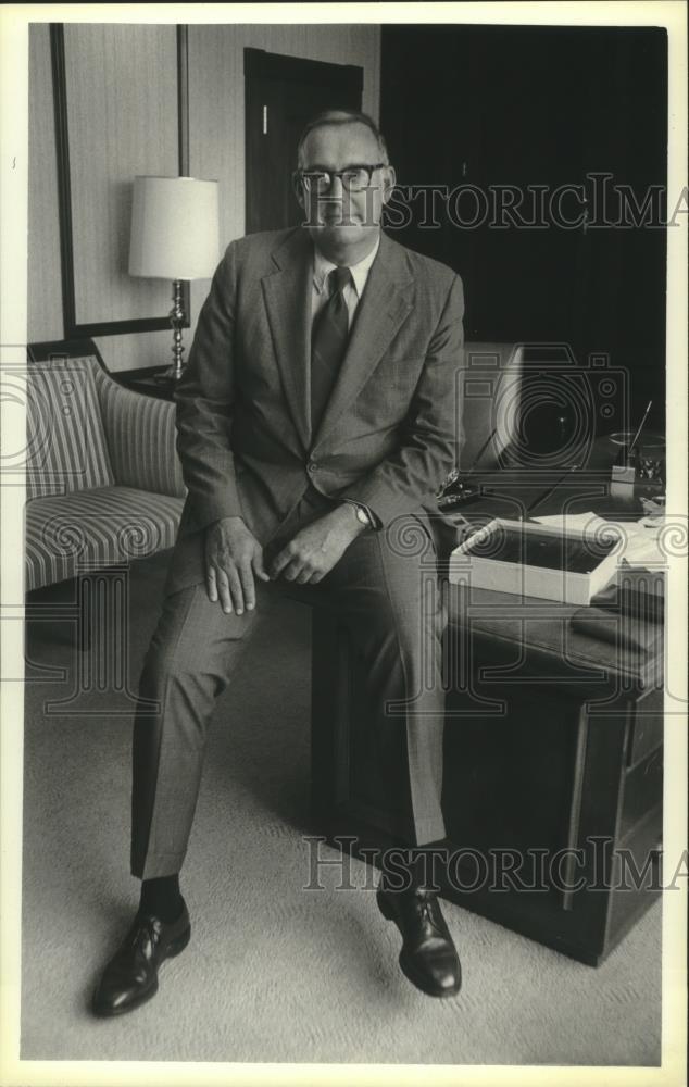 1979 Press Photo George Parker, Parker Pen sits in office - mjb92001 - Historic Images