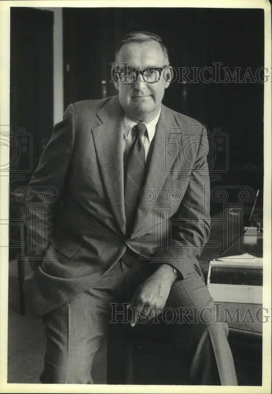 1979 Press Photo George Parker, Parker Pen sits in office - mjb92002 - Historic Images