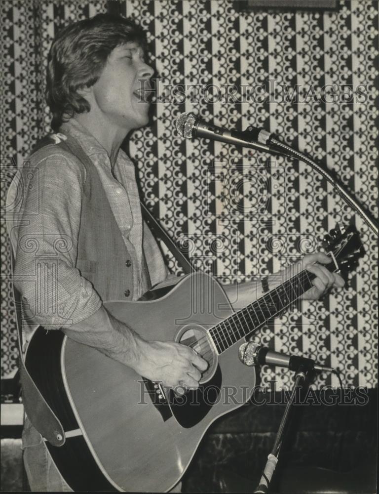 1980 Press Photo Dick Pinney-singer, songwriter, producer in Milwaukee - Historic Images