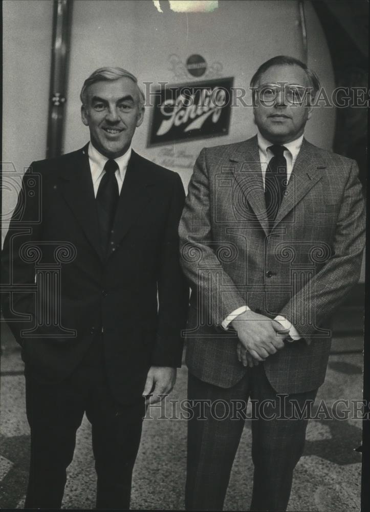 1976 Press Photo Daniel McKeithan Jr., Eugene B. Peters at Schilitz Headquarters - Historic Images