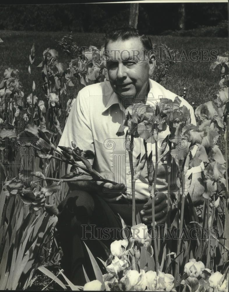 1983 Press Photo Harry Peterson in flower garden at Delafield home - mjb92094 - Historic Images