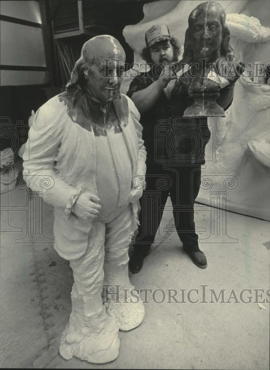 1986 Press Photo Larry Cox Shows Ben Franklin Statue Being Made In Sparta - Historic Images