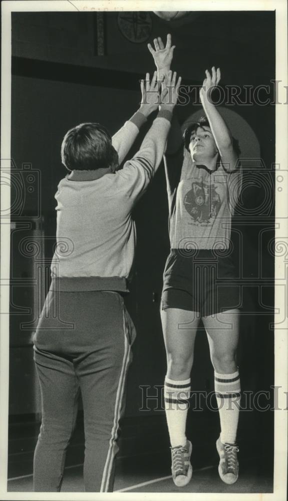 1977 Press Photo Lynn Practices With Gym Teacher Sue Meredith In Wisconsin - Historic Images