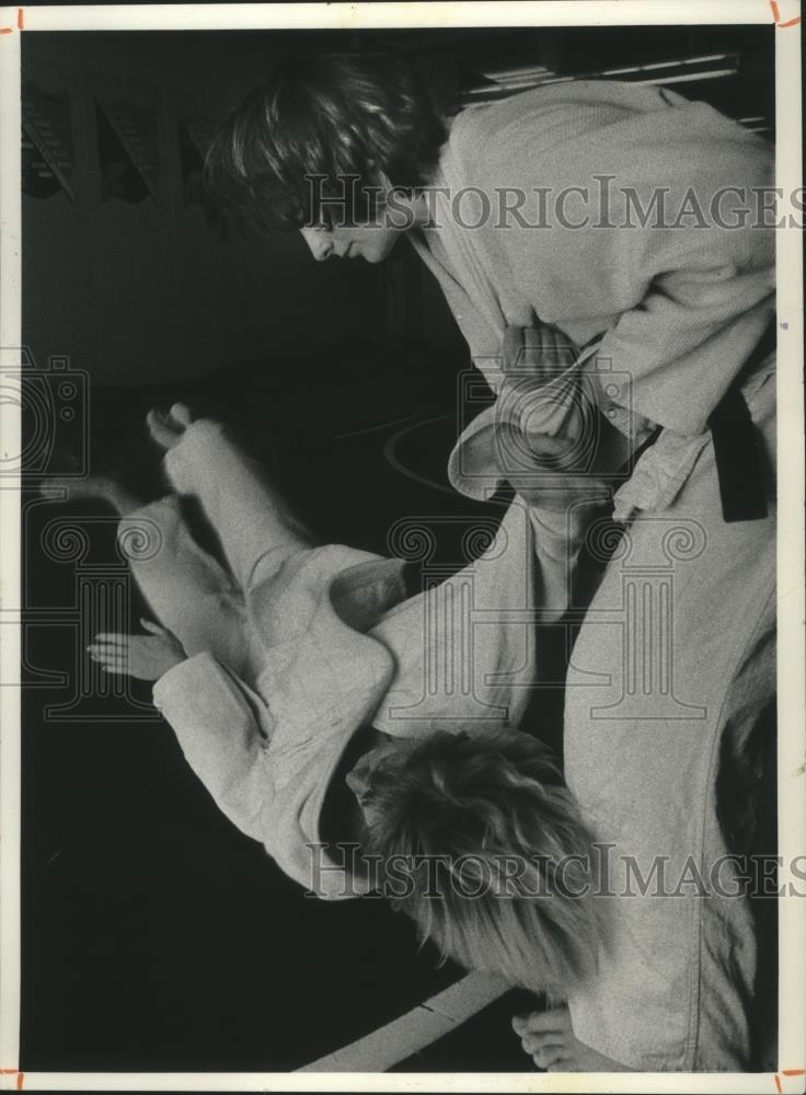 1977 Press Photo Lynn Roethe and Christine Fisher practice judo-Wisconsin - Historic Images