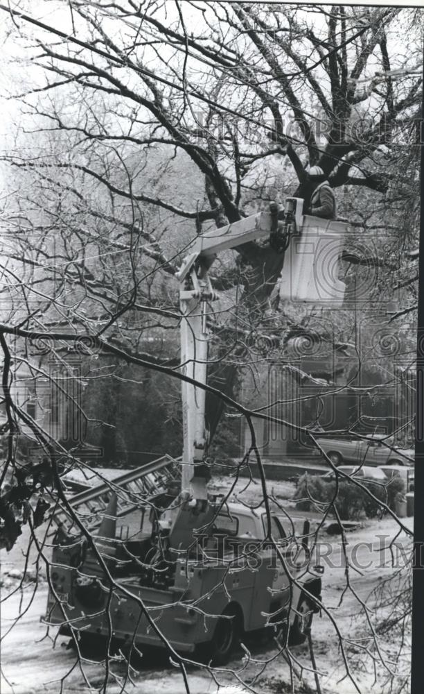 1982 Press Photo Telephone crew repairing lines at Alford Avenue, Alabama - Historic Images