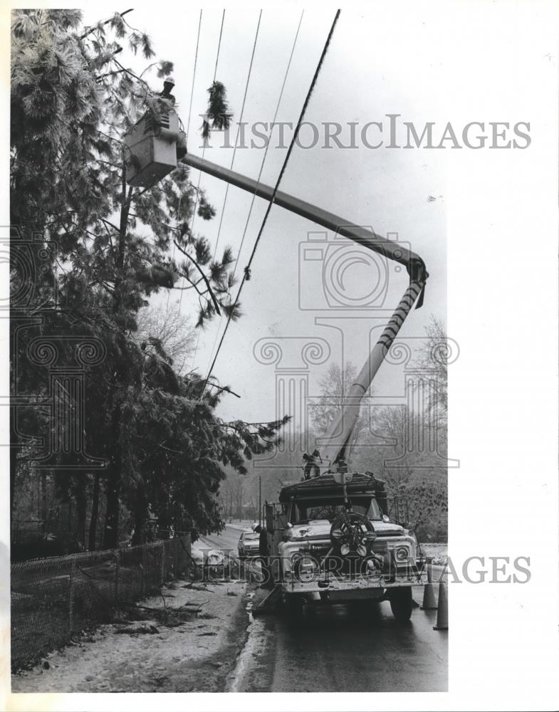 1982 Press Photo Utility workers repairing lines damaged by winter storm - Historic Images