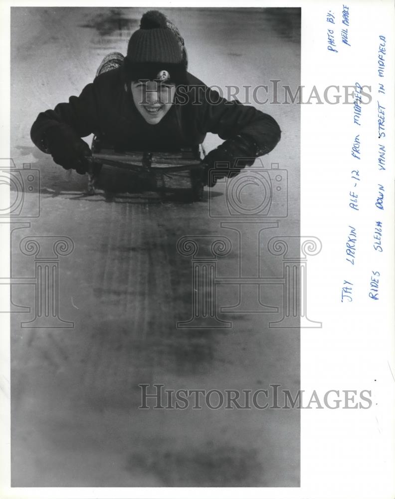 1980 Press Photo Jay Larkin Rides Sled Down Vann Street, Midfield, Alabama - Historic Images