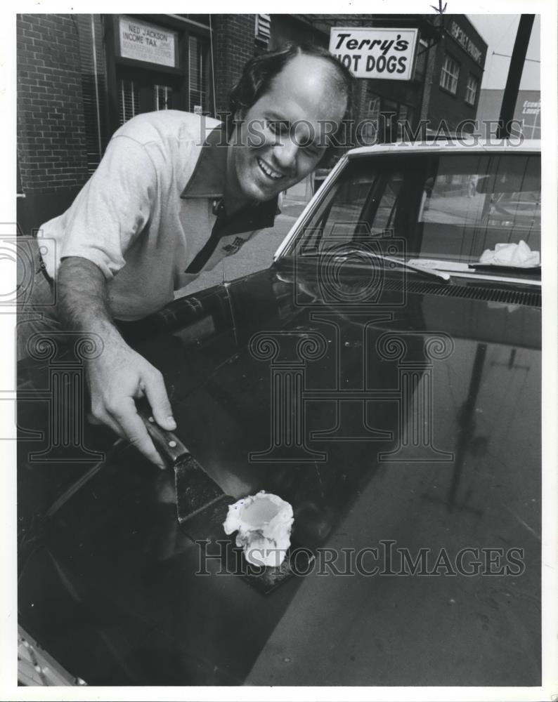 1980 Press Photo Terry Bonduris Frys Egg on Car in Heat in Birmingham, Alabama - Historic Images