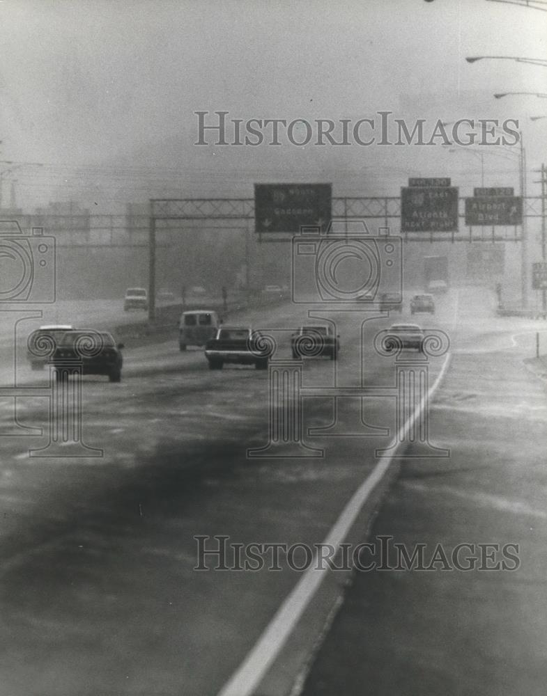 1981 Press Photo Snow blowing on Interstate 20 in Birmingham, Alabama - Historic Images