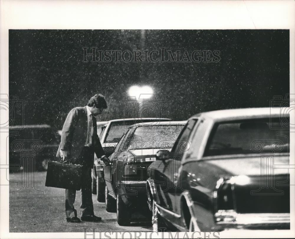 1987 Press Photo Sales Manager of Toyota Alabama, Scott Smiley, walks in snow - Historic Images