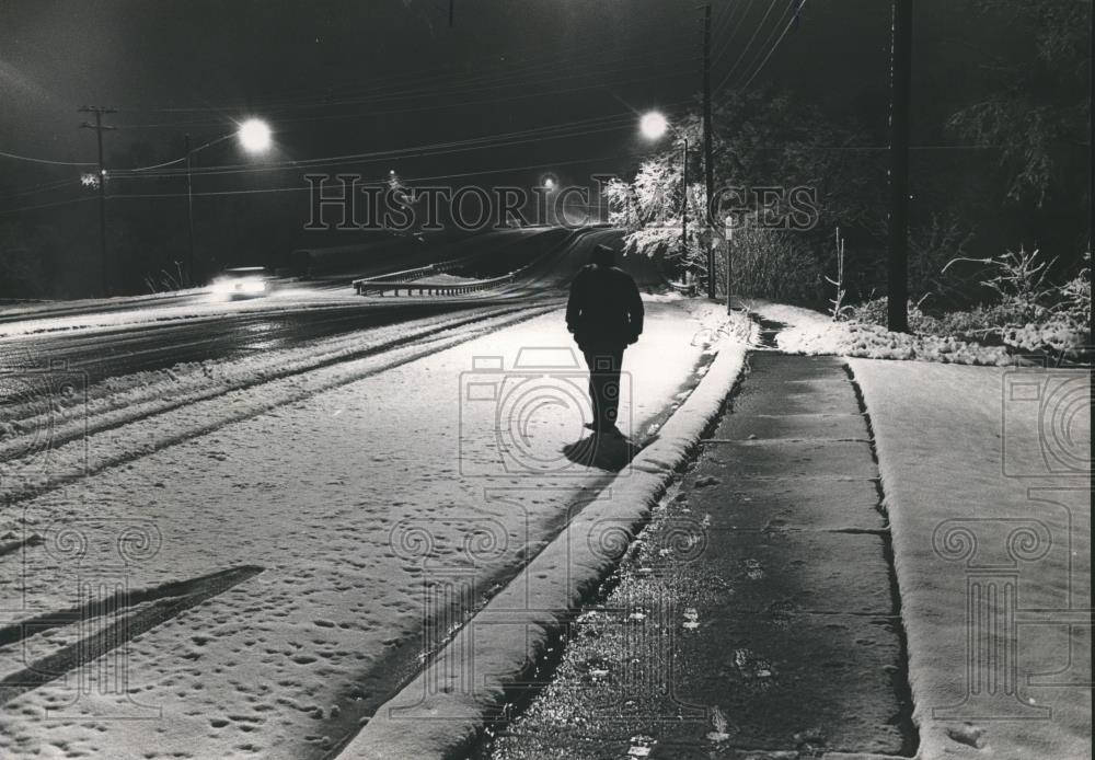 1987 Press Photo Man walks on snowy street - abna17641 - Historic Images