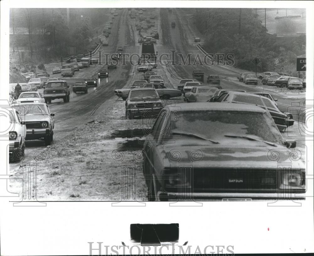 1982 Press Photo Many abandoned cars fill snowy U.S. 280 median - abna17644 - Historic Images