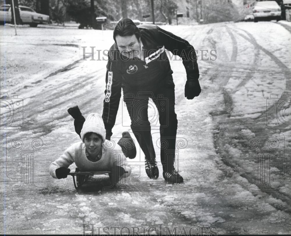 1982 Press Photo Debbie Stanton rides a sled on Chicksaw Drive in Trussville - Historic Images