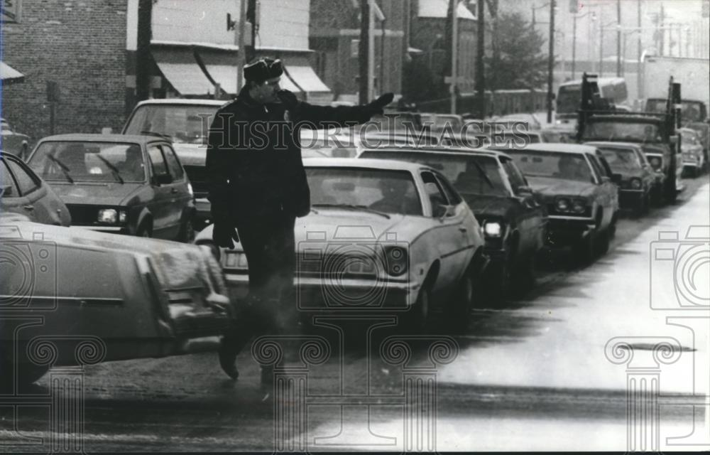 1982 Press Photo Birmingham police officer Danny Cope directs traffic - Historic Images