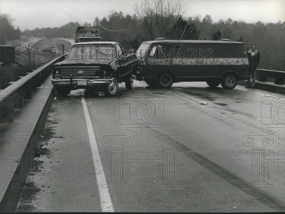 1980 Press Photo Car wreck on icy road at Warrior River Bridge - abna17665 - Historic Images