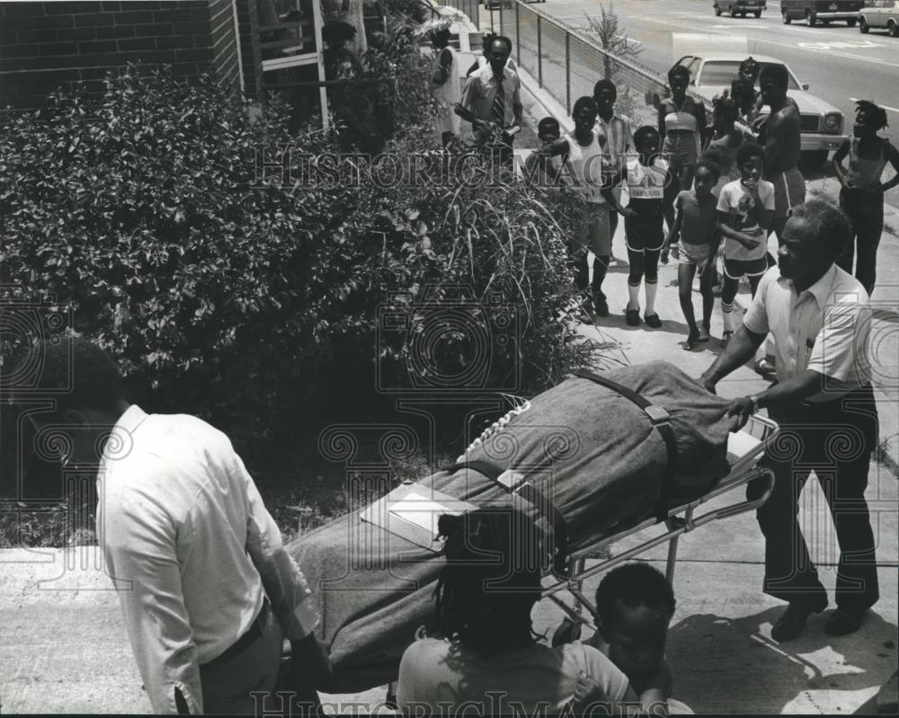 1980 Press Photo Medics with Rosa Robertson, victim of heat, Alabama - abna17674 - Historic Images