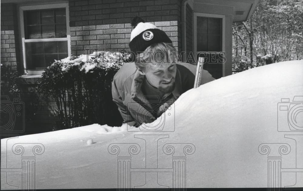 1980 Press Photo Jeff Newcomb measuring the snow on his car, Center Point - Historic Images