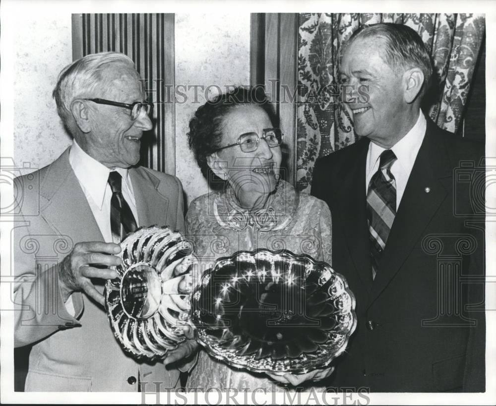 1977 Press Photo Samford University President Dr Leslie Wright Looks Over Dishes - Historic Images