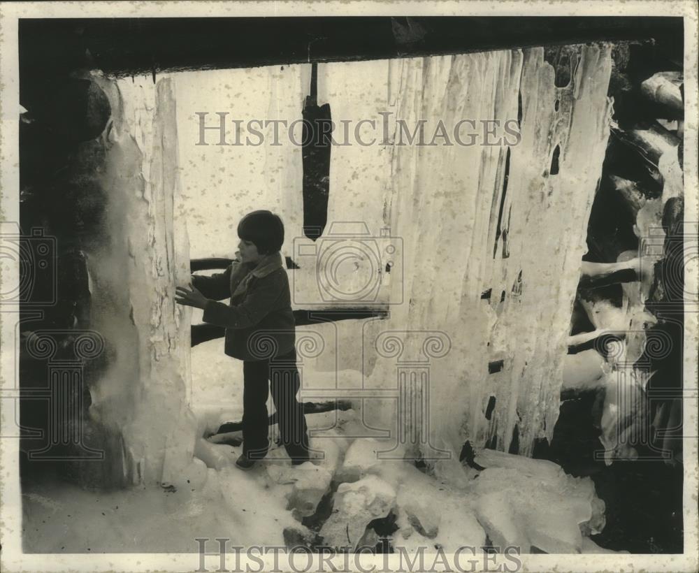 1977 Press Photo Doug Jones surrounded by huge icicles, Alabama - abna17773 - Historic Images