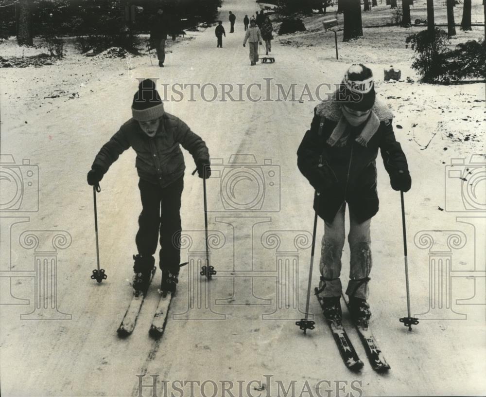 1977 Press Photo Children skiing and sledding on Montcrest Drive, Mountain Brook - Historic Images