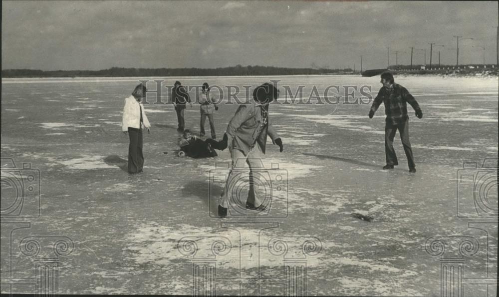 1977 Press Photo Youths playing on frozen Wheeler Lake, Decatur, Alabama - Historic Images