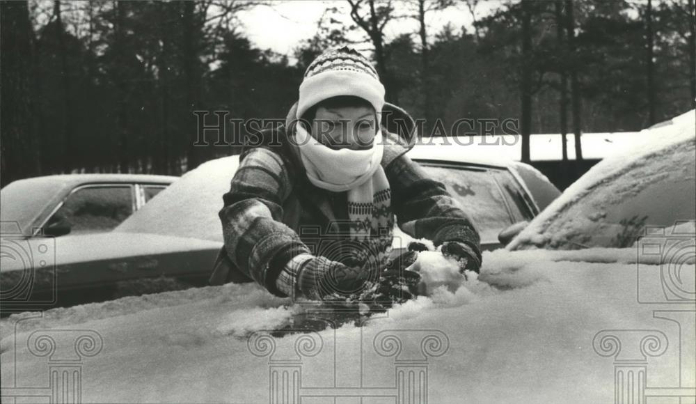 1979 Press Photo Gail Hyatt, making snowballs in DeSoto State Park, Alabama - Historic Images