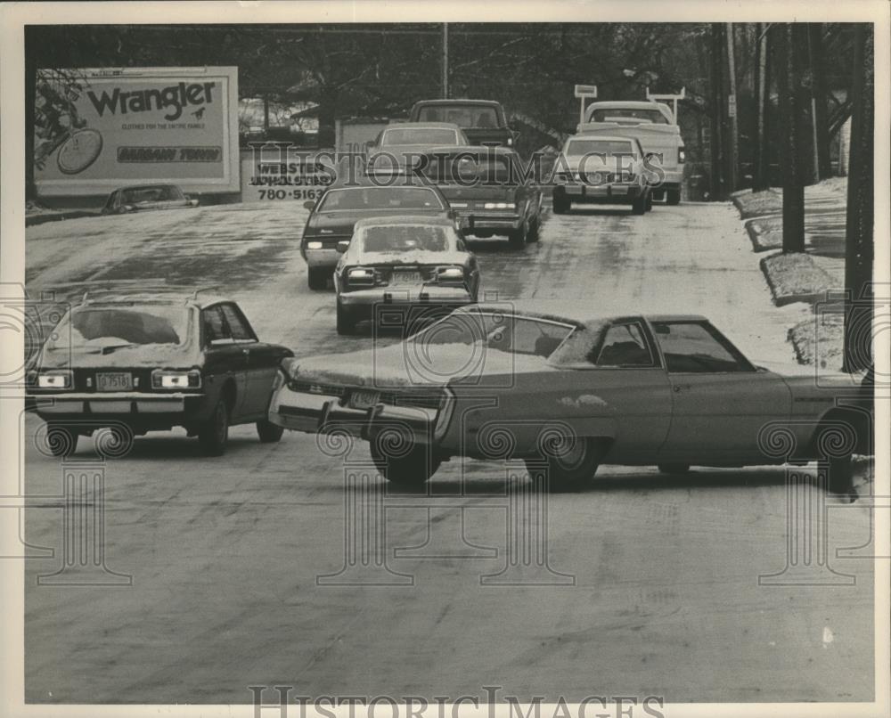 Press Photo Cars sliding on ice at Warrior Road and Avenue P, Alabama - Historic Images