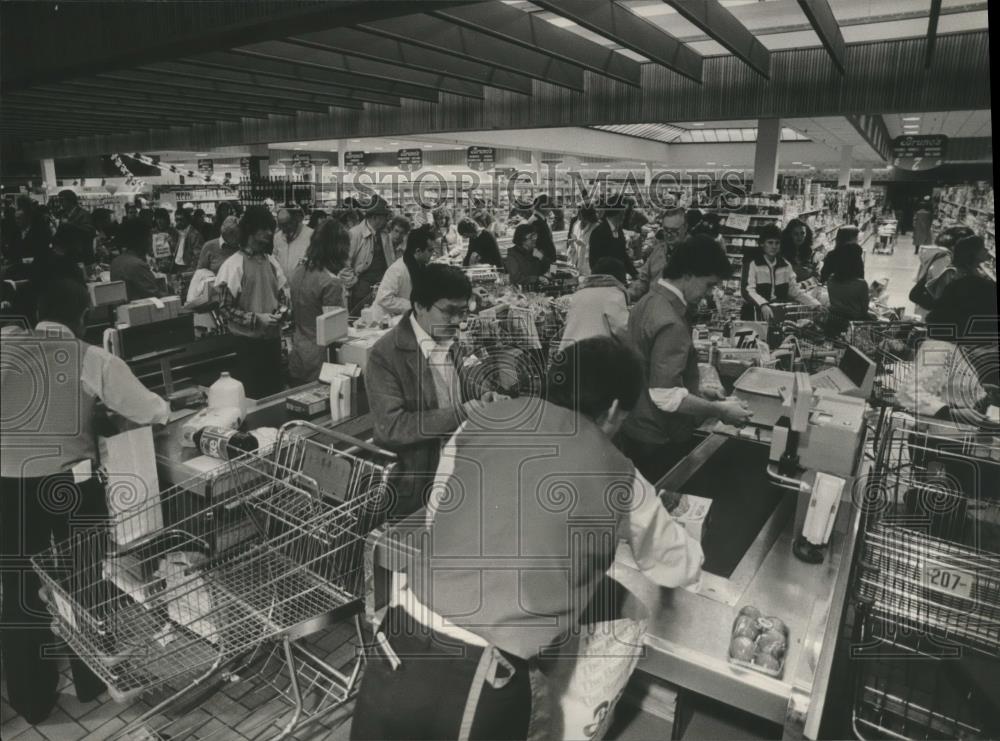 1985 Press Photo Customers Stock Up at Grocery Store For Bad Weather, Alabama - Historic Images