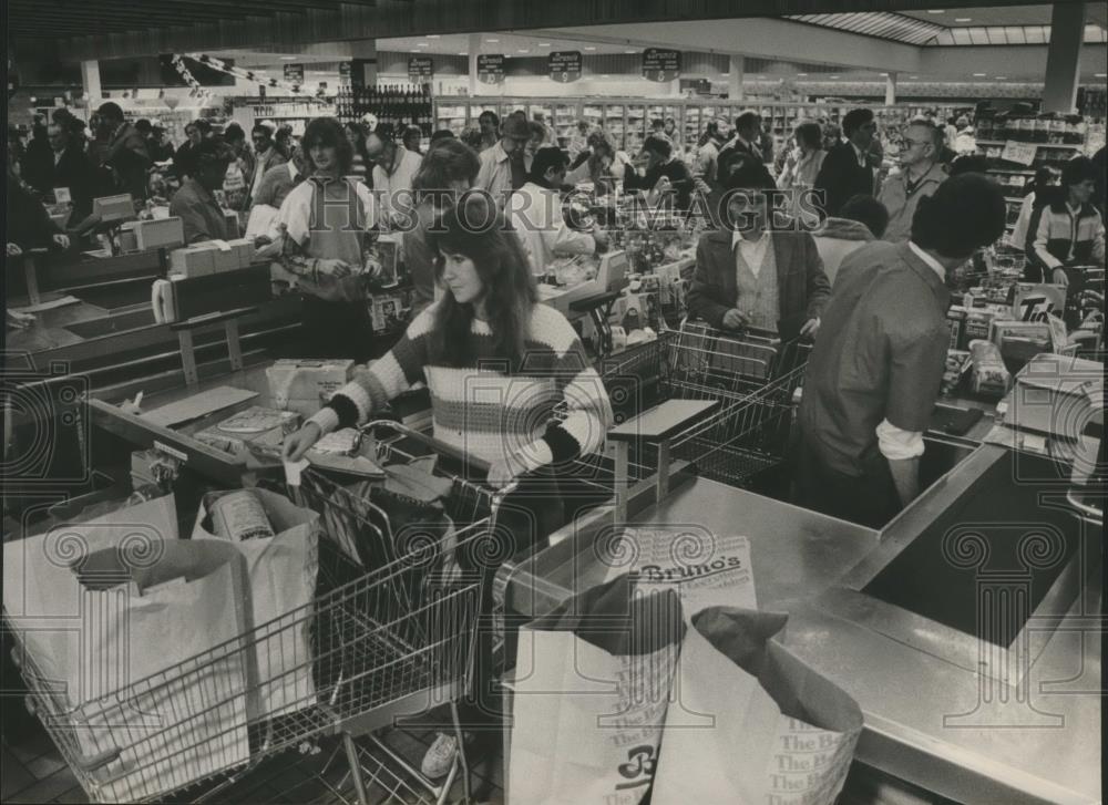 1985 Press Photo Grocery Shoppers in Hoover, Alabama Stock Up Before Bad Weather - Historic Images