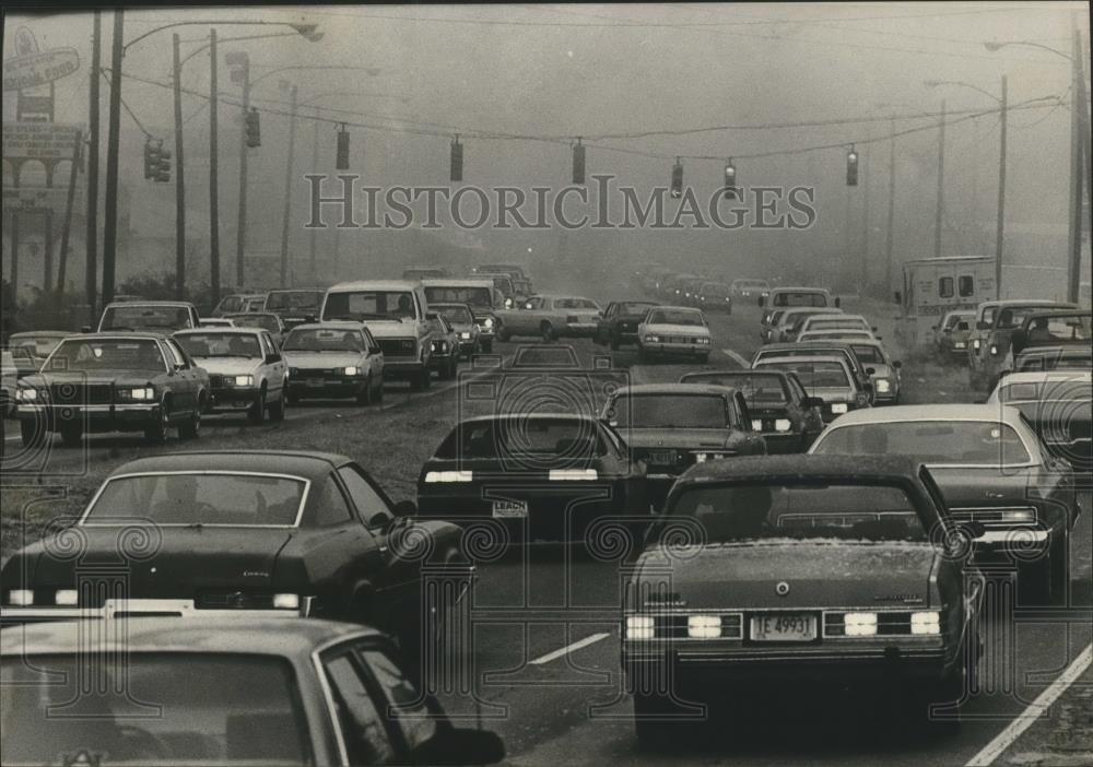 1985 Press Photo Fog Clogs Traffic on Green Springs Highway, Birmingham, Alabama - Historic Images