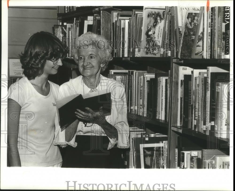 1981 Press Photo Cronkite Warrior Library, Tina Ledlow &amp; Evelyn Thornton, AL - Historic Images