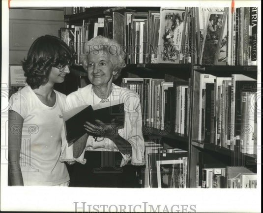 1981 Press Photo Cronkite Warrior Library, Tina Ledlow & Evelyn Thornton, AL - Historic Images