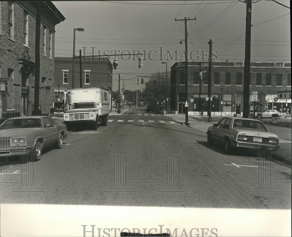 1982 Press Photo street view of Woodlawn, Alabama - abna17881 - Historic Images