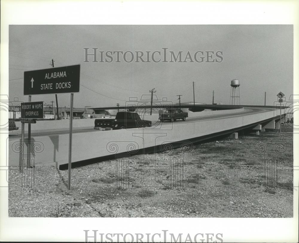 1987 Press Photo Cars drive on Alabama State Docks overpass - abna17943 - Historic Images