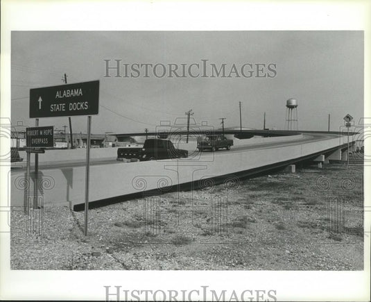 1987 Press Photo Cars drive on Alabama State Docks overpass - abna17943 - Historic Images