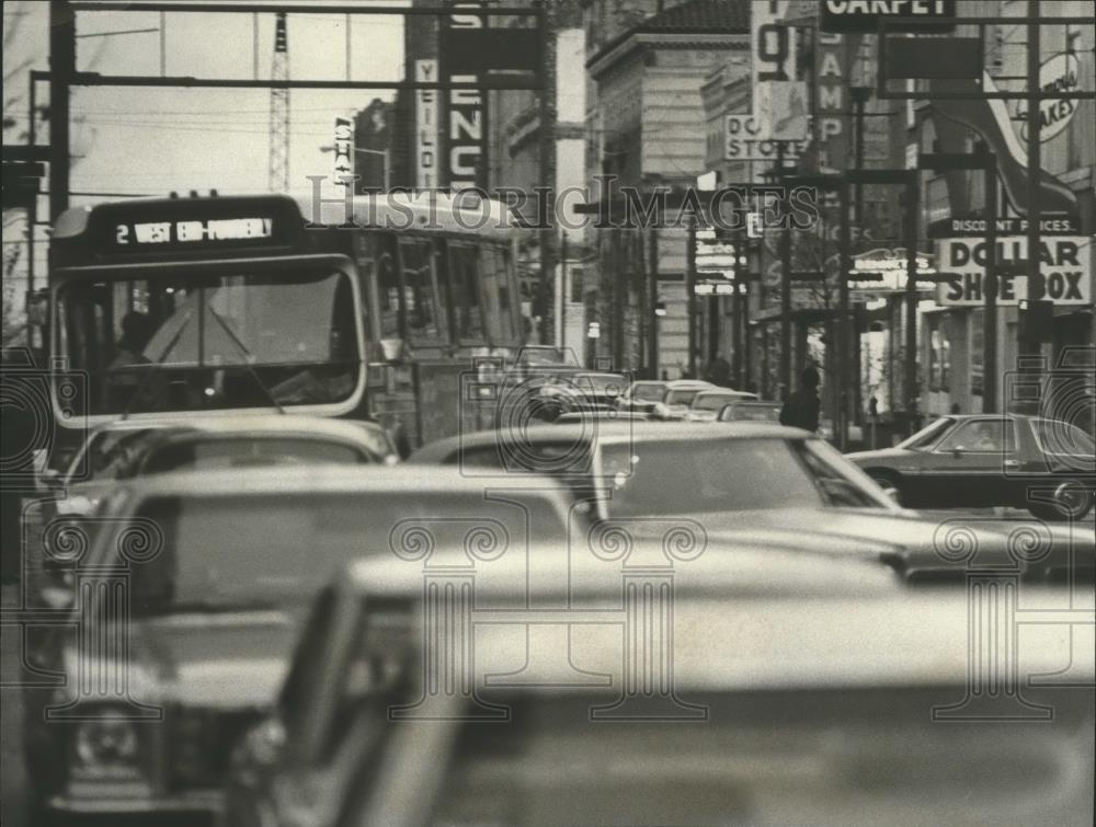 1977 Press Photo Bus in downtown Birmingham traffic on Saturday, Alabama - Historic Images