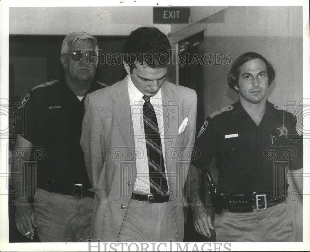 1981 Press Photo Danny Ray Williams, Charged with Murder, Led by Police Officers - Historic Images