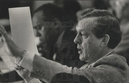 1983 Press Photo John Wright speaks at a transit meeting in University Hospital - Historic Images