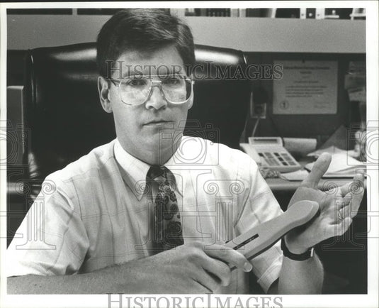 1991 Press Photo Dennis Wright with Electronic Acupuncture Machine, Alabama - Historic Images